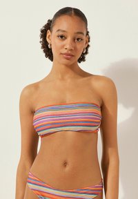 Randig bandeau bikiniöverdel med flerfärgade horisontella ränder i rosa, blått, orange och lila. Slät textur med passande design.