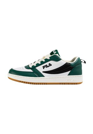 Zapatilla FILA de corte bajo con paneles de cuero blancos, verdes y negros, cordones blancos y suela de goma color caramelo.