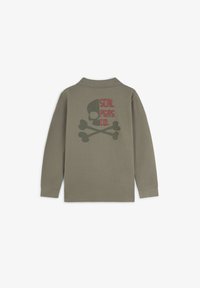 Polo din bumbac cu mânecă lungă, de culoare verde măslinie, cu un grafic cu craniu și oase încrucișate de culoare verde închis și roșie, având guler și mansete ribbate.