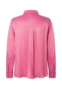Langärmlige pinke Bluse mit glatter, glänzender Textur. Verfügt über einen Kragen, eine Rückenfalte und Knopfmanschetten. Einfaches, minimalistisches Design.