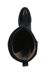 Črne usnjene škornje do kolen z gladko površino, okroglo toe in mehko tkaninsko podlogo. Imajo zadrgo in trak okoli gležnja.