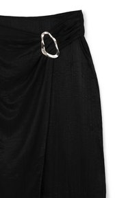 Gonna nera con tessuto testurizzato e design drappeggiato, con un accento a forma astratta in argento sulla vita.