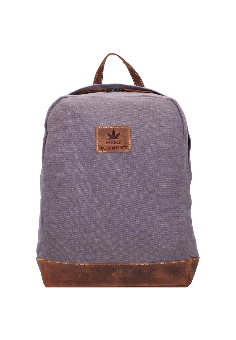 Zaino in tela viola con fondo e dettagli in pelle marrone. Presenta una forma rettangolare e una maniglia superiore, con una patch del logo sul davanti.