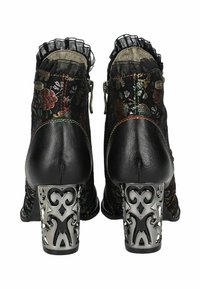 Bottes noires avec un tissu à motifs floraux, dessus froncé, talons décoratifs en argent et détails en cuir. Comprend des fermetures éclair sur les côtés.