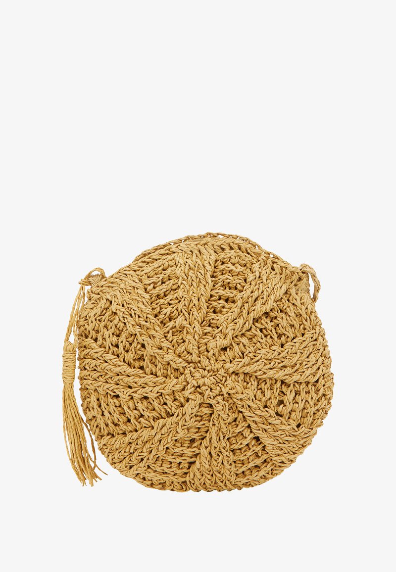 Okrągła, pleciona torba ze słomy w jasnobeżowym kolorze. Posiada teksturowany, pleciony wzór oraz detal w postaci chwosta z boku.