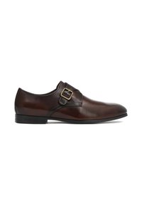 Chaussure habillée pour homme en cuir marron foncé avec une lanière à boucle latérale et un petit talon noir, présentée de profil sur fond blanc.