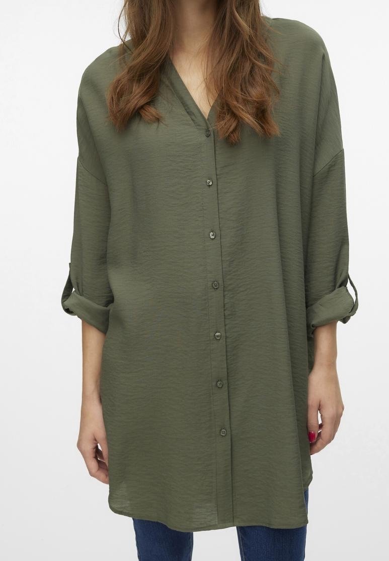 Camicia verde oliva dal taglio morbido, realizzata in tessuto leggero, con scollatura a V, chiusura frontale con bottoni e maniche arrotolate.
