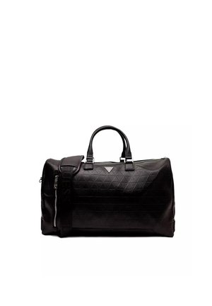 Bolsa de cuero negro tipo duffel con diseño geométrico, asas dobles, bolsillo delantero con cremallera y una correa de hombro ajustable con texto de la marca.