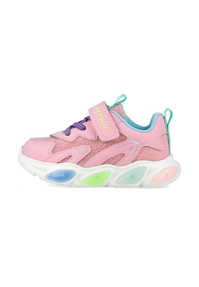 Zapatillas para niños en rosa y morado con cierre de Velcro, suelas en tonos pastel, forro interior azul y tiradores turquesa en el talón y la lengua.
