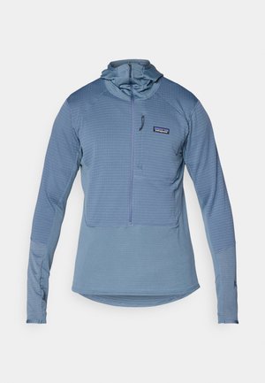 Jasnoniebieski, długi rękaw pulower z pół-zamkiem, teksturowanym przednim panelem i dopasowaną kapturem. Posiada przednią kieszeń z zamkiem błyskawicznym.