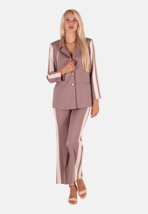 Helles mauve Anzug mit cremefarbenen Seitenstreifen, bestehend aus einem einreihigen Blazer mit goldenen Knöpfen und weiten Hosen; glatte Textur.