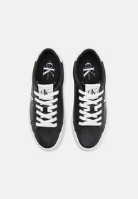 Calvin Klein Jeans FLATFORM LACEUP - Sneakers basse - black/bright white