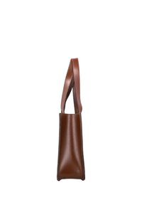 Borsa tote in pelle marrone vista di lato con doppi manici e una superficie liscia e strutturata su sfondo bianco.