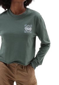 Zielona longsleeve z grafiką na klatce piersiowej, przedstawiająca okrągłe wzory oraz nazwę marki. Wykonana z miękkiej bawełny, o luźnym kroju.