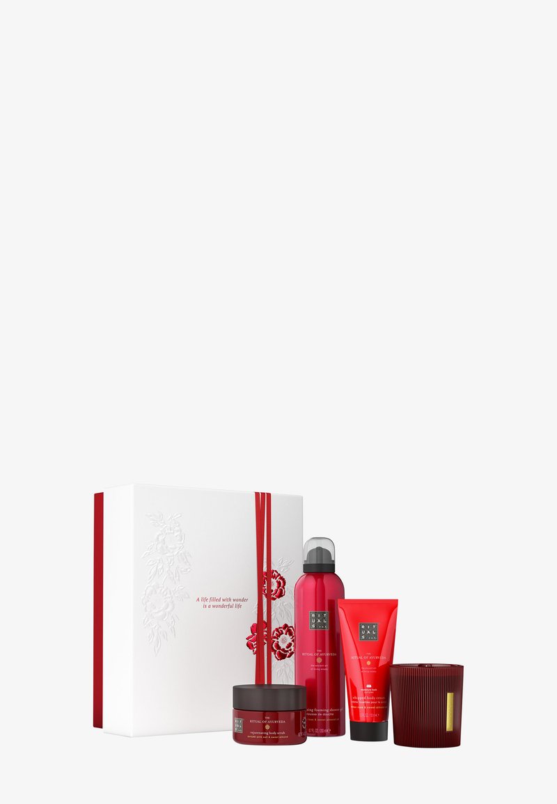 Röd presentset i en vit ask med blommönster och röd ribb. Innehåller ett ljus, en spray och två tuber, alla i röd förpackning.