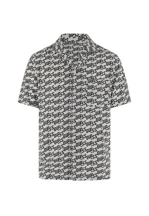 Kurzärmeliges Hemd zum Knöpfen mit durchgehendem diagonalen schwarzen "GUESS"-Logo auf weißem Stoff und einer Brusttasche.