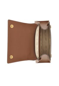 Brun läderväska med axelrem och magnetisk knappstängning samt gulddetaljer. Insidan har ett beige foder med upprepade "Guess"-logotyper.