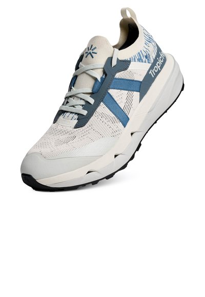 Sneakers de sport beige clair et bleu avec tige en maille, semelle amortie, semelle noire et marquage "Tropics" sur le côté.