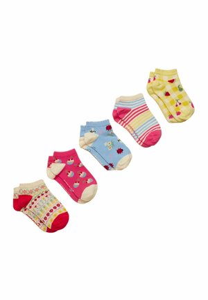 Pięć par kolorowych skarpetek za kostkę z różnymi wzorami: truskawki na żółtym, paski, biedronki na niebieskim, babeczki na różowym oraz wzory kwiatowe.