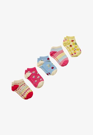 Cinq paires de chaussettes basses colorées avec différents motifs : fraises sur jaune, rayures, coccinelles sur bleu, cupcakes sur rose et motifs floraux.