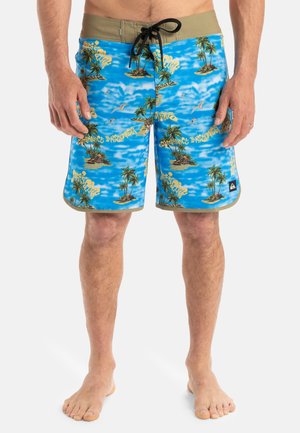 Bañadores cortos con un patrón tropical azul que incluye palmeras, una isla de arena y nubes. Cintura ajustable con cordón negro.