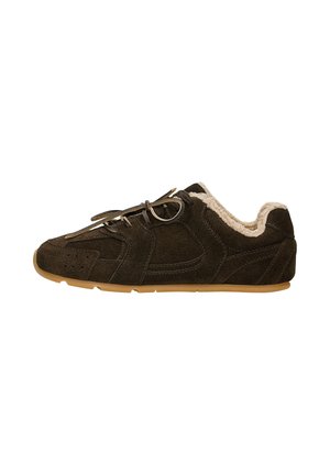 Sneaker marrone in suede con lacci rotondi, colletto in fleece, dettagli perforati e suola in gomma. Presenta una texture liscia e un design casual.