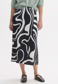 Zwarte rok met een wit abstract golfpatroon, gemaakt van een gladde stof, van gemiddelde lengte, met een geplooid ontwerp en zijzakken.