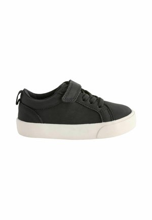 Zwarte sneaker met een glad leren bovenwerk, veters en klittenbandsluitingen, en een witte rubberen zool. Rond getipte neus en subtiele stiksels.