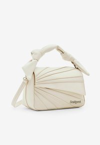 Beige Plissee-Handtasche mit einem geknoteten Tragegriff und verstellbarem Schulterriemen. Sie verfügt über eine glatte Textur und ein metallisches Logo-Detail an der Seite.