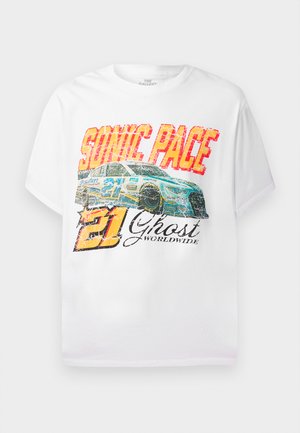 T-shirt blanc avec un graphisme sur le devant d'une voiture de course bleue, "SONIC PACE" en texte rouge et jaune gras, avec "21 Ghost Worldwide" en dessous en noir.