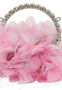 Borsa a mano floreale rosa con design in tessuto testurizzato, dotata di una maniglia argentata decorata con strass e accenti di filo colorato.