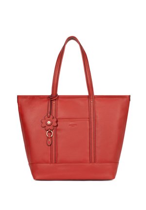 Rood lederen grote tote tas met dubbele handgrepen en een decoratieve bloemhanger die aan één handvat hangt.