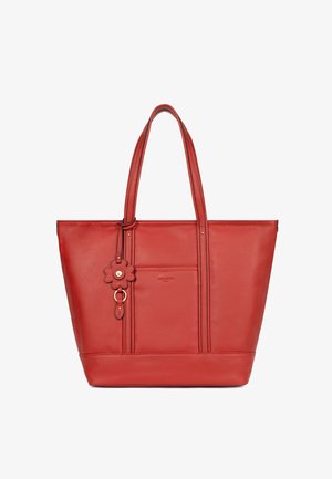 Borsa a tracolla grande in pelle rossa con doppi manici e un ciondolo a forma di fiore decorativo appeso a un manico.