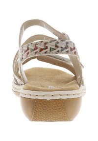 Sandale plateforme beige avec des brides entrecroisées présentant un motif géométrique multicolore. Semelle intérieure en cuir souple couleur tan avec une semelle extérieure texturée pour une meilleure adhérence.