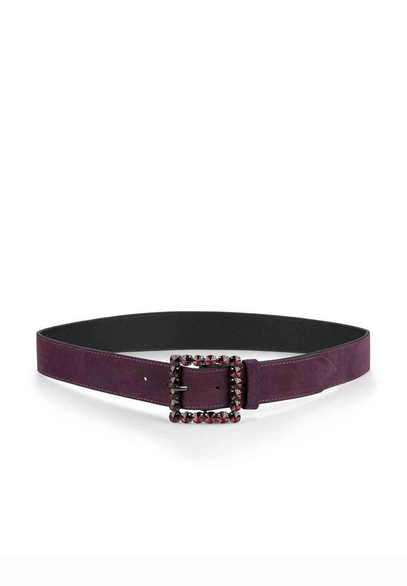 Cinturón de ante morado con una hebilla rectangular de tachuelas negras y plateadas. Textura suave, longitud ajustable y detalles de costura limpia.