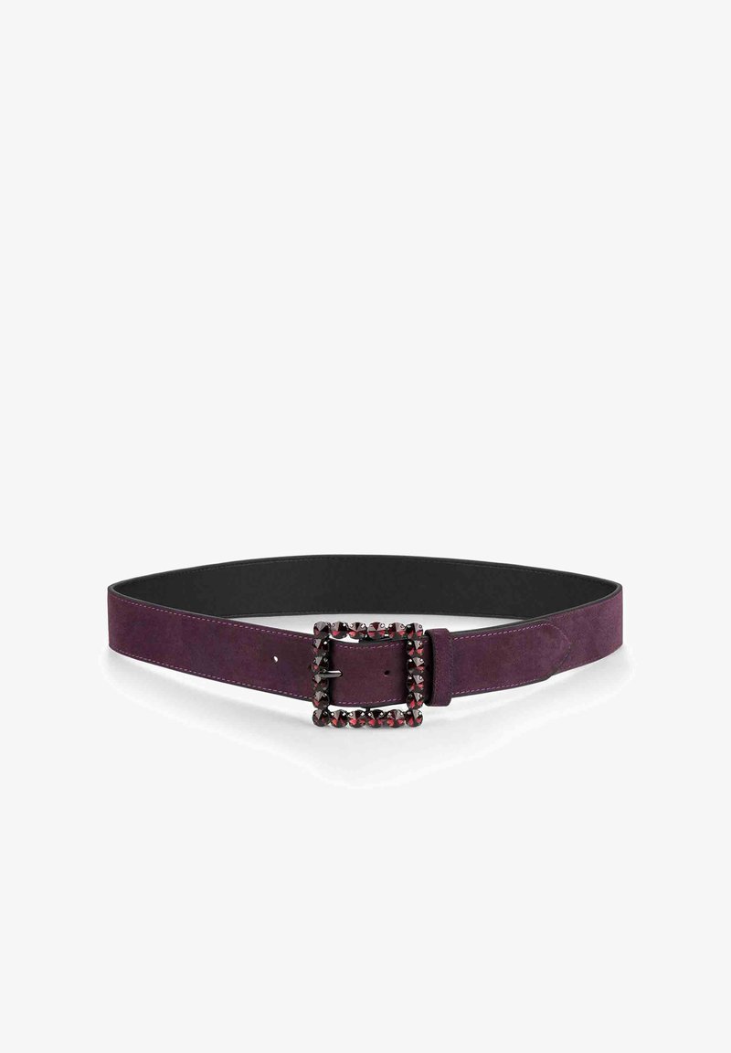 Cinturón de ante morado con una hebilla rectangular de tachuelas negras y plateadas. Textura suave, longitud ajustable y detalles de costura limpia.