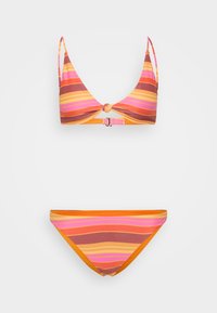 Bikini rinkinys su mazguotu, trikampiu viršumi ir klasikiniu apatinėmis dalimis. Turtinga horizontaliomis juostelėmis oranžinės, rožinės ir rudos spalvos tonais. Sklandus audinys.