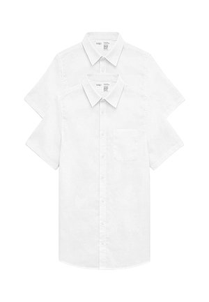 To hvide skjorter med korte ærmer og krave, den ene placeret bag den anden, enkel design med en brystlomme på den forreste skjorte.