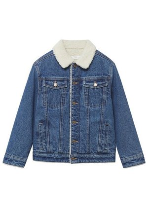Veste en denim bleu moyen avec un col en fausse fourrure crème. Comprend une fermeture boutonnée, deux poches poitrine et des poches latérales pour les mains.