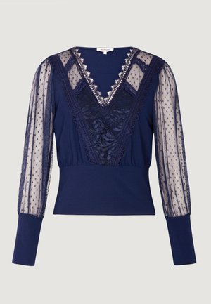 Granatowy top z długimi przezroczystymi rękawami w groszki, głębokim dekoltem w kształcie litery V i koronkowymi akcentami. Miękka tkanina z dopasowaną, strukturalną talią.