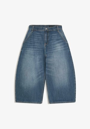 Pantaloni scurți largi din denim albastru, cu buzunare frontale, închidere cu nasturi și detalii decolorate pe coapse și talie.