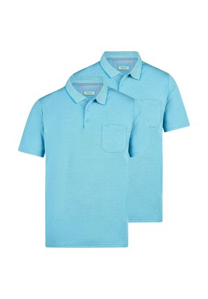 Dwie jasnoniebieskie koszulki polo z krótkim rękawem, kołnierzykami, trzema guzikami i kieszeniami na piersi, nałożone jedna na drugą na białym tle.