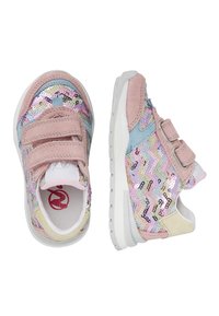 Scarpe sportive con accenti in suede rosa, paillettes multicolori in un motivo a zigzag, strap in Velcro e una suola in gomma bianca.