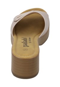 Roze plateau sandaal met een gladde, glanzende bovenkant, gevoerd voetbed en een ribbelige, tan kleurige hak. Heeft een instapontwerp met minimale hardware.