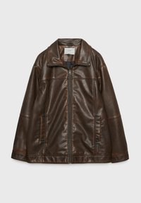 Giacca marrone in similpelle con zip frontale, colletto ampio, tasche laterali e dettagli cuciti. Texture liscia e vestibilità comoda.