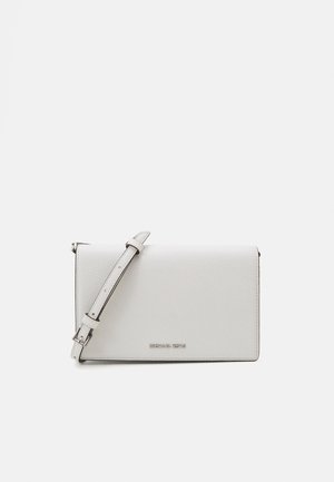 Sac bandoulière en cuir blanc texturé avec une sangle réglable et un petit logo argenté "Michael Kors" au centre à l'avant.