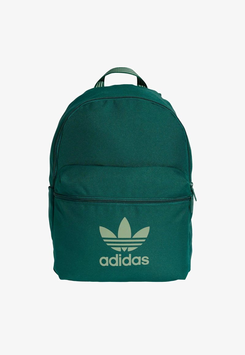 Grön tygryggsäck med rundad form, som har en framfick med dragkedja och en stor, tryckt Adidas-logotyp i en ljusare grön nyans.