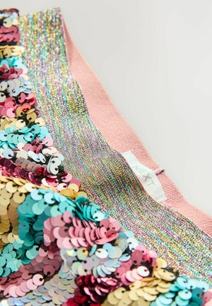 Paillettenoberteil aus pinkem Stoff mit mehrfarbigen Pailletten in Blau, Pink und Gold. Verfügt über ein strukturiertes Band mit schimmernden Akzenten.