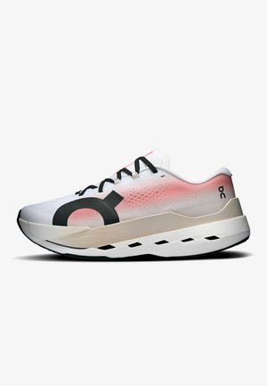 Hvid og pink gradient løbesko med sorte snørebånd og stort sort logo på siden, let sål med ventilationshuller.