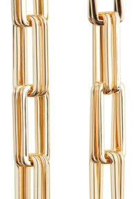 Goldene Kettenglieder, länglich rechteckige Form, glänzende Metalloberfläche, glatte Kanten, abwechselnde schmale und breite Glieder, Licht reflektierend.